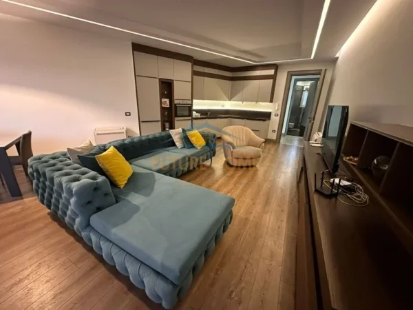Tirane, jap me qera apartament 2+1+Ballkon Kati 2, 108 m² 750 € (Kopshtit Botanik, prane Xhamise)