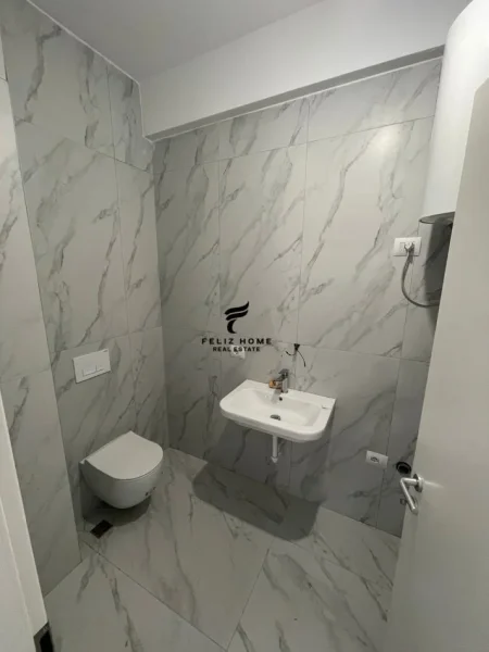 Tirane, jepet me qera zyre Kati 2, 67 m² 400 € (ALI DEMI)