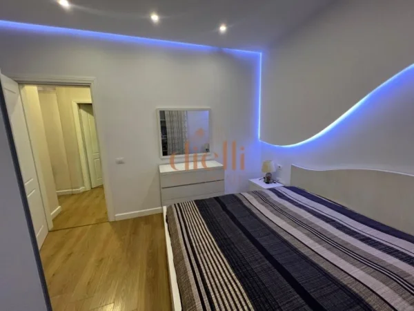 Tirane, shitet apartament 2+1+Ballkon , 90 m² (Liqeni i Thate, Prane Hotel Radison)