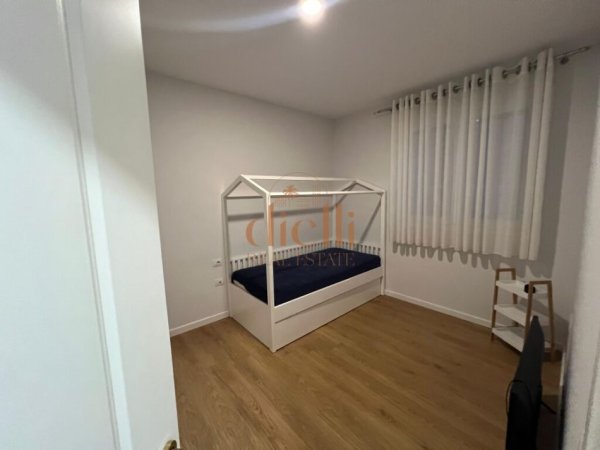 Tirane, shitet apartament 2+1+Ballkon , 90 m² (Liqeni i Thate, Prane Hotel Radison)