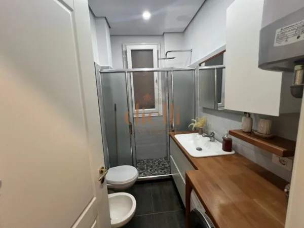 Tirane, shitet apartament 2+1+Ballkon , 90 m² (Liqeni i Thate, Prane Hotel Radison)