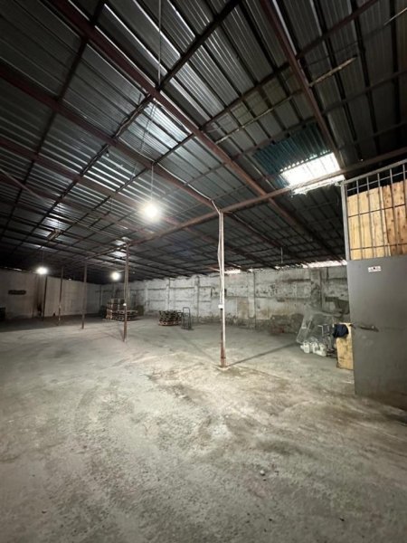 Tirane, jepet me qera magazine Kati 0, 400 m² 1.200 € (Selite)