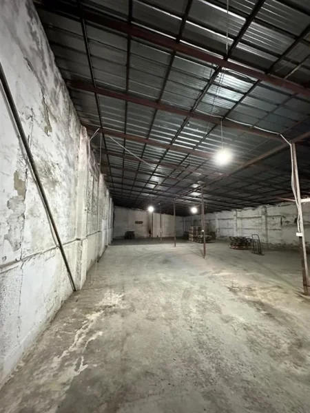 Tirane, jepet me qera magazine Kati 0, 400 m² 1.200 € (Selite)