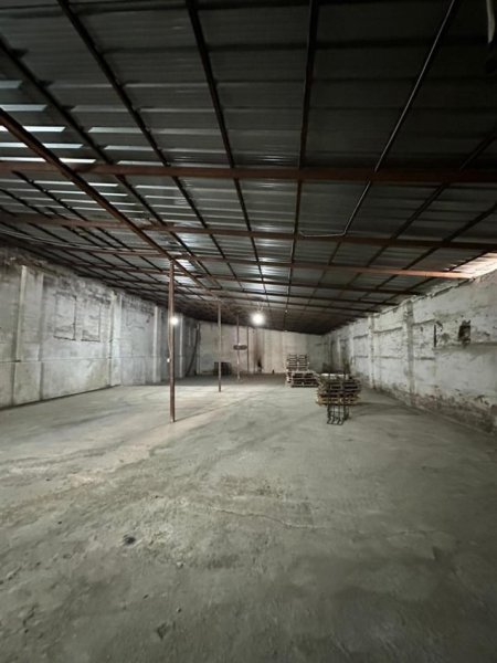 Tirane, jepet me qera magazine Kati 0, 400 m² 1.200 € (Selite)