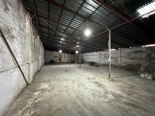 Tirane, jepet me qera magazine Kati 0, 400 m² 1.200 € (Selite)