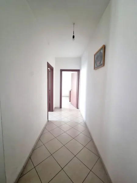 Tirane, shes apartament 2+1+Ballkon Kati 3, 87 m² 127.000 € (Yzberisht, buze rruge kryesore.)