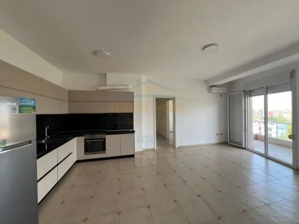 Tirane, jepet me qera apartament 3+1+Ballkon Kati 4, 144 m² 700 € (Liqeni i Thate)