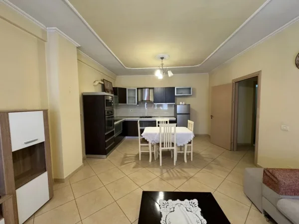 Tirane, jepet me qera apartament 2+1+Ballkon Kati 7, 120 m² 450 € (astir)