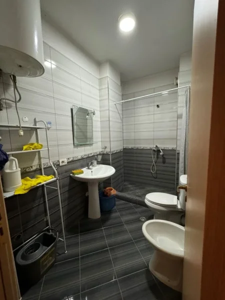 Tirane, jepet me qera apartament 2+1+Ballkon Kati 7, 120 m² 450 € (astir)