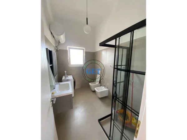 Durres, jepet me qera shtepi 3+1 Kati 0, 130 m² 300 € (Prane "Royal Gas", Durres)