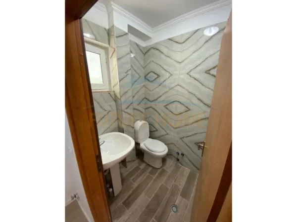 Tirane, shitet apartament 2+1 Kati 1, 85 m² 96.000 € (Fresk)