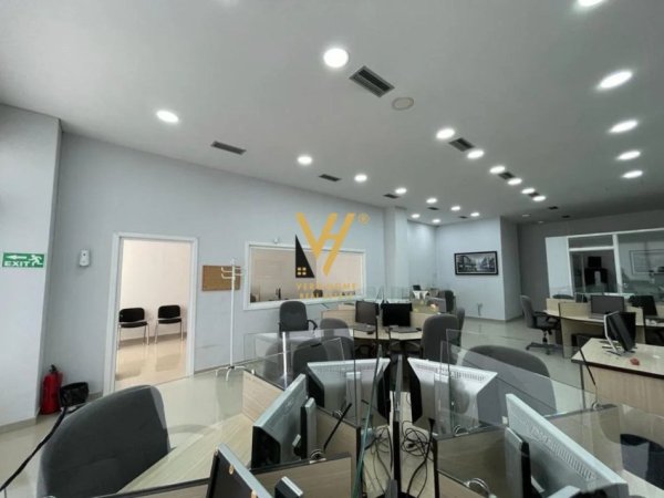 Tirane, jepet me qera zyre Kati 1, 150 m² 1.000 € (ALI DEMI)