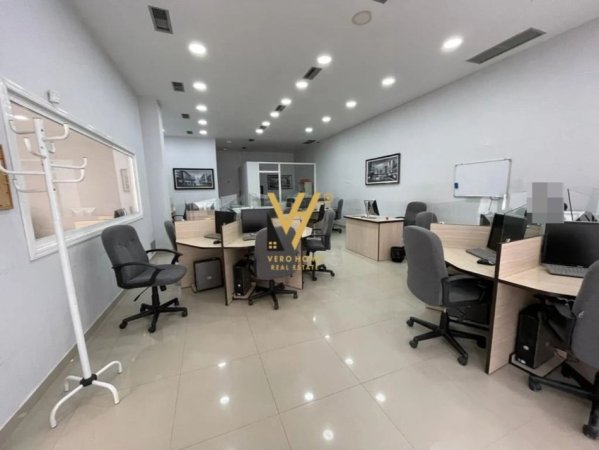 Tirane, jepet me qera zyre Kati 1, 150 m² 1.000 € (ALI DEMI)