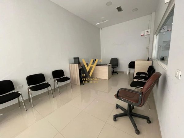 Tirane, jepet me qera zyre Kati 1, 150 m² 1.000 € (ALI DEMI)