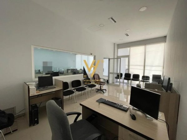 Tirane, jepet me qera zyre Kati 1, 150 m² 1.000 € (ALI DEMI)