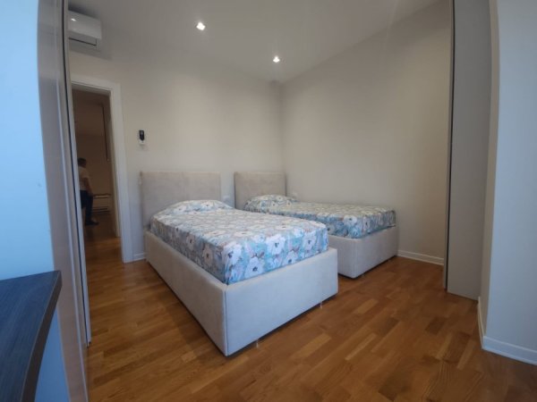 Tirane, shitet apartament 2+1+Ballkon Kati 4, 124 m² 185.000 € (Kinostudio)