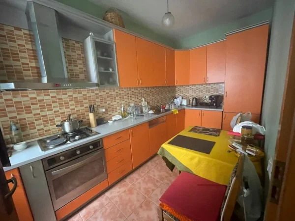 Vile 4 kateshe ne shitje  600.000 € (Pazari i Ri) TRS-0474-20842