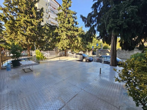 Me Qera: Ambient Buze Rruge ( 153m2 ) ME VERANDE ( 950€/muaj )- Fiks te fillimi i Bllokut te Vilave ne Selite 📍