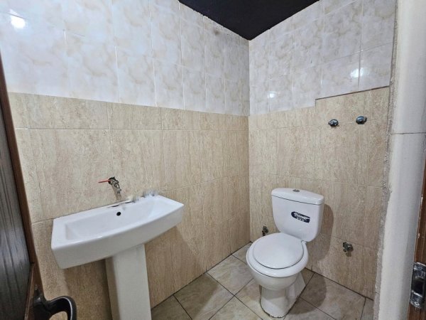 Me Qera: Ambient Buze Rruge ( 153m2 ) ME VERANDE ( 950€/muaj )- Fiks te fillimi i Bllokut te Vilave ne Selite 📍