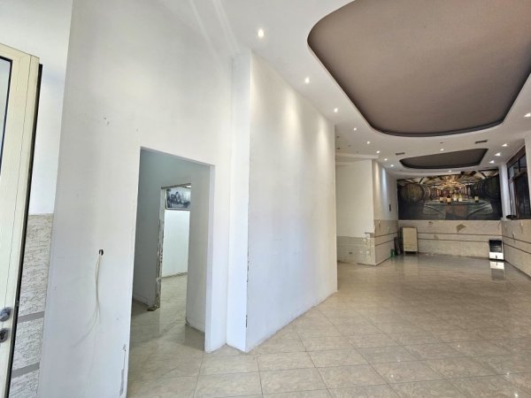 Me Qera: Ambient Buze Rruge ( 153m2 ) ME VERANDE ( 950€/muaj )- Fiks te fillimi i Bllokut te Vilave ne Selite 📍