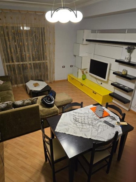 Tirane, jepet me qera apartament 2+1+Ballkon Kati 7, 70 m² 530 € (KOMUNA E PARISIT)