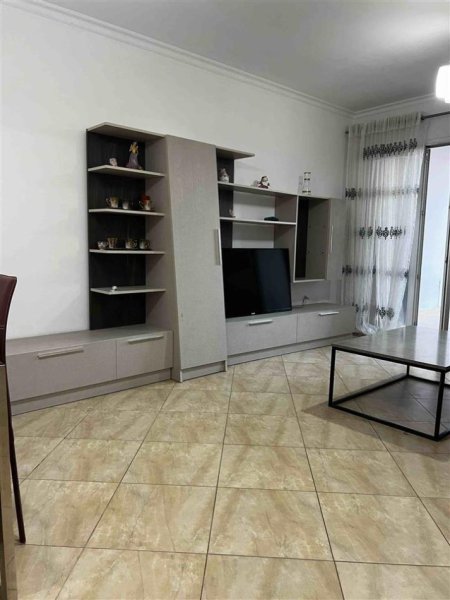 Tirane, jepet me qera apartament 2+1+Ballkon Kati 3, 95 m² 500 € (RRUGA E KAVAJES)