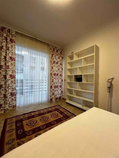 Tirane, jepet me qera apartament 2+1+Ballkon Kati 3, 95 m² 500 € (RRUGA E KAVAJES)