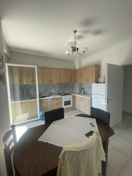 Tirane, jepet me qera apartament 1+1+Ballkon Kati 8, 90 m² 450 € (KOMUNA E PARISIT)