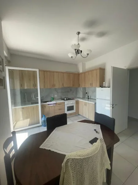 Tirane, jepet me qera apartament 1+1+Ballkon Kati 8, 90 m² 450 € (KOMUNA E PARISIT)