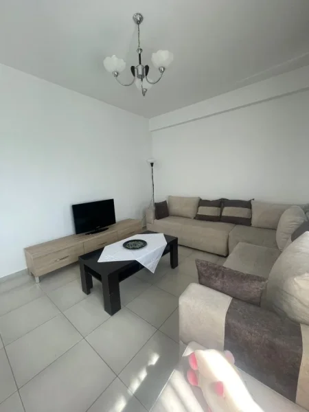 Tirane, jepet me qera apartament 1+1+Ballkon Kati 8, 90 m² 450 € (KOMUNA E PARISIT)