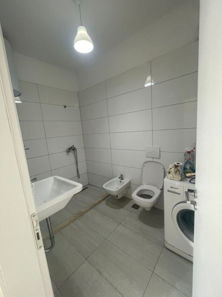 Tirane, jepet me qera apartament 1+1+Ballkon Kati 8, 90 m² 450 € (KOMUNA E PARISIT)