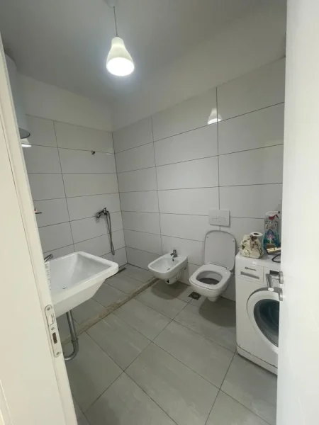 Tirane, jepet me qera apartament 1+1+Ballkon Kati 8, 90 m² 450 € (KOMUNA E PARISIT)