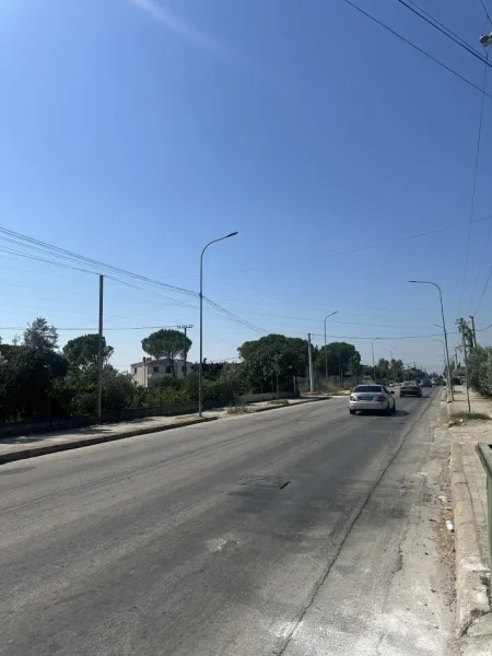 Lushnje, jepet me qera magazine Kati 0, 400 m² 800 € (Te plasmasi ne Lushnje)