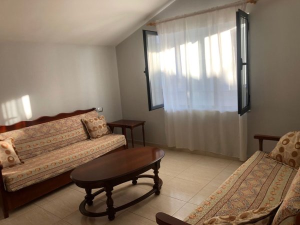 Tirane, jepet me qera shtepi 2+1 Kati 3, 70 m² 300 € (Rruga e Dibrës)
