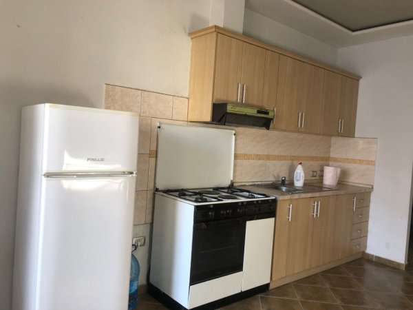 Tirane, jepet me qera shtepi 2+1 Kati 3, 70 m² 300 € (Rruga e Dibrës)