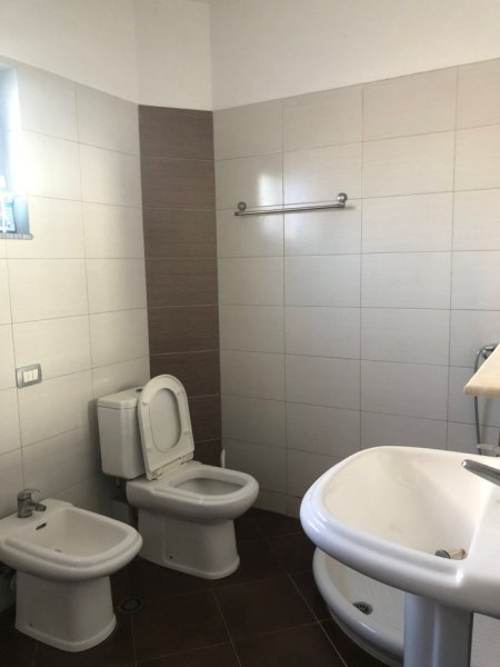Tirane, jepet me qera shtepi 2+1 Kati 3, 70 m² 300 € (Rruga e Dibrës)