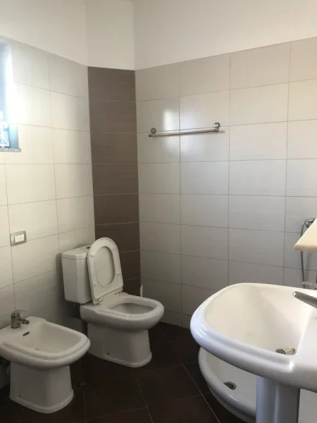 Tirane, jepet me qera shtepi 2+1 Kati 3, 70 m² 300 € (Rruga e Dibrës)