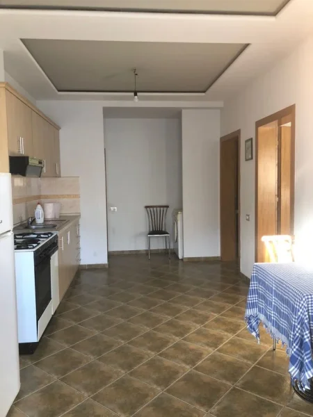 Tirane, jepet me qera shtepi 2+1 Kati 3, 70 m² 300 € (Rruga e Dibrës)