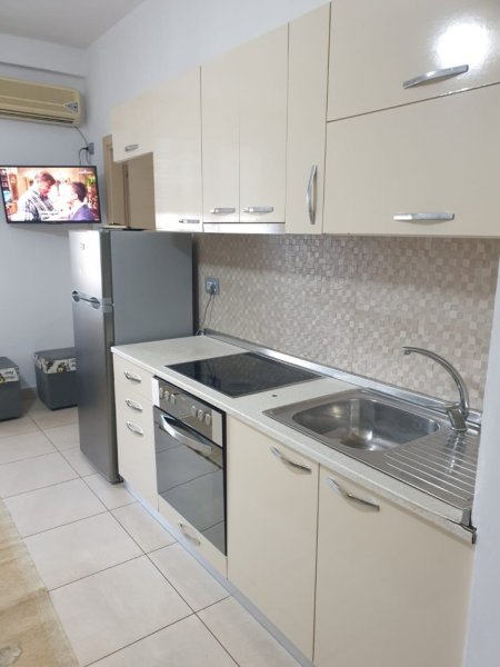 Tirane, Apartament 1+1 me qira Kati 2, 65 m² 300 € ( Kinostudio)