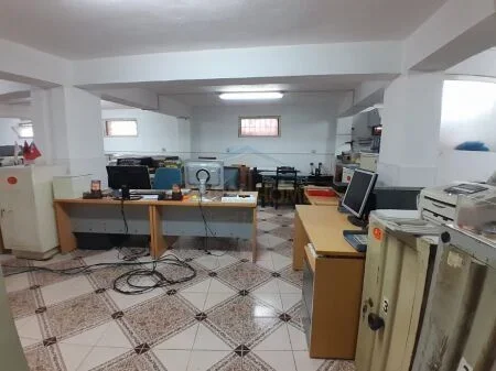 Tirane, jepet me qera magazine Kati -1, 218 m² 2.000 € (Rruga Gjon Buzuku, Tirane, AREA43528)