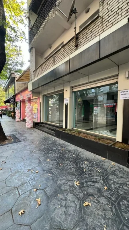 Tirane, jepet me qera dyqan Kati 0, 112 m² 2.600 € (Myslym Shyri)