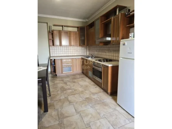 Durres, jepet me qera apartament 2+1 Kati 3, 90 m² (Stadiumi)