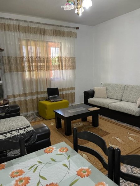 Tirane, jepet me qera Vile 1+1 Kati 1, 65 m² 400 € (komuna e parisit)