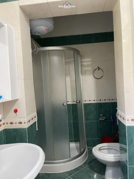 Tirane, jepet me qera Vile 1+1 Kati 1, 65 m² 400 € (komuna e parisit)