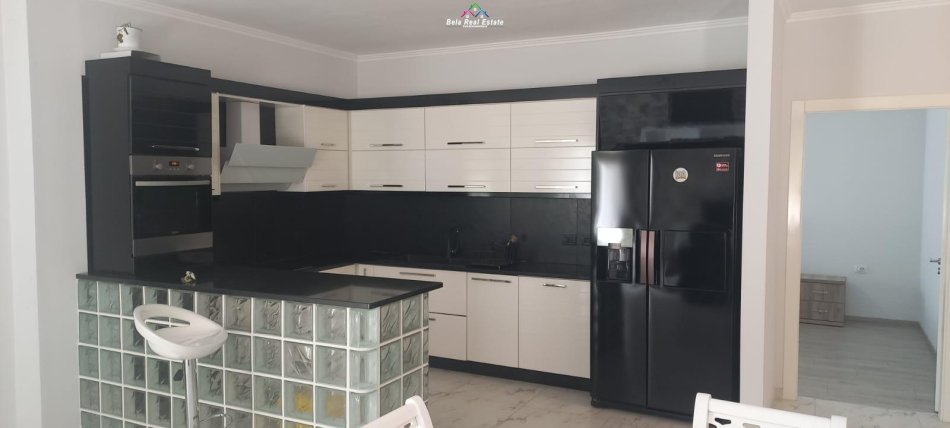 Tirane, jepet me qera Vile 3+1 Kati 4, 120 m² 700 € (vilat ghjer,ane)