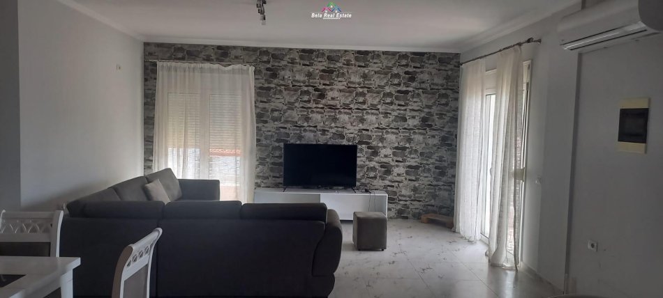 Tirane, jepet me qera Vile 3+1 Kati 4, 120 m² 700 € (vilat ghjer,ane)