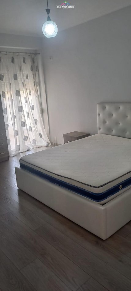 Tirane, jepet me qera Vile 3+1 Kati 4, 120 m² 700 € (vilat ghjer,ane)