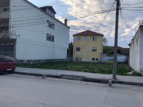 Korce, shitet truall , 651 m² (Rruga “Viktimat e 7 Shkurtit”, Korce)