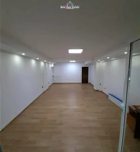 Tirane, jepet me qera dyqan Kati -1, 60 m² 620 € (ISH EKSPOZITA)