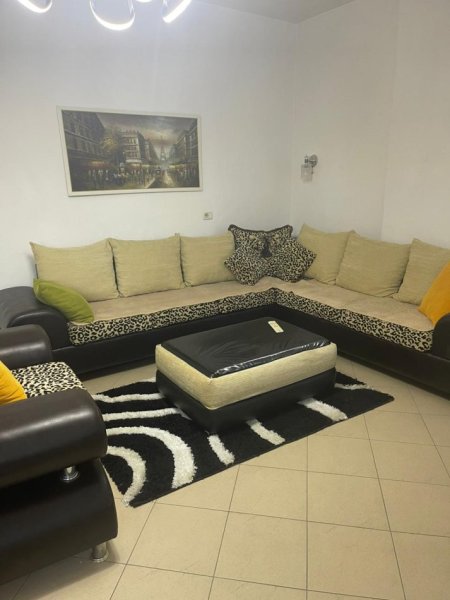 Tirane, jepet me qera apartament 2+1+Ballkon Kati 3, 120 m² 500 € (LIQENI I THATE)